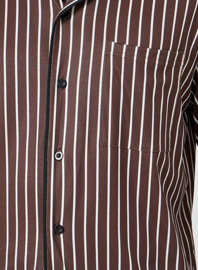 ستايلي طقم بيجاما من رجالية بنمط قميص مخطط وبنطال